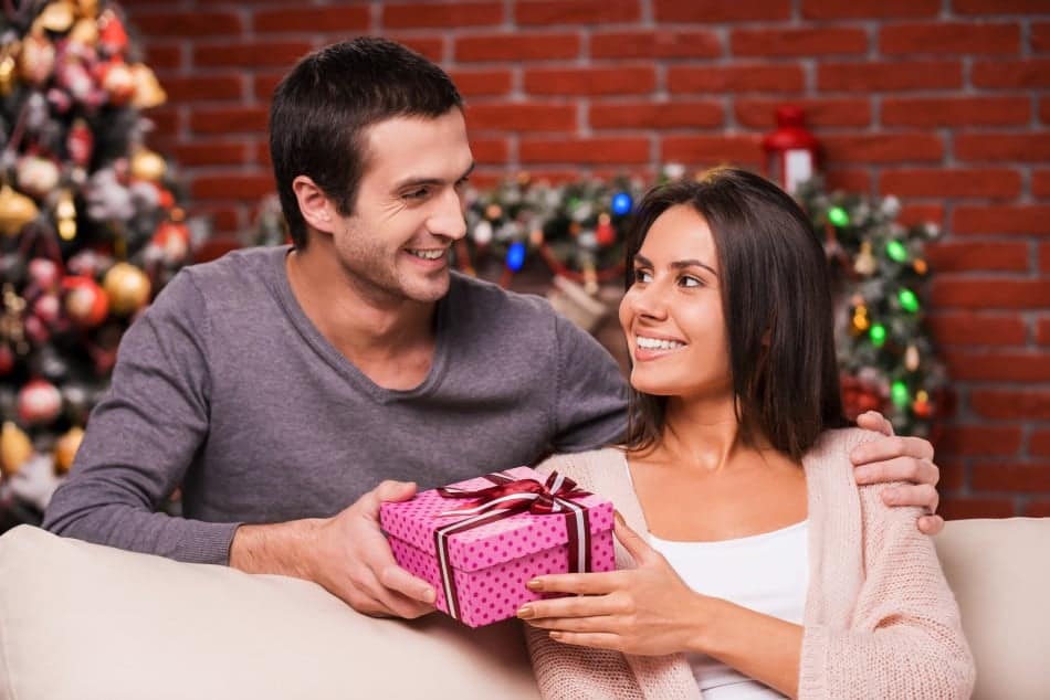 Kvinde der får en julegave af sin mand